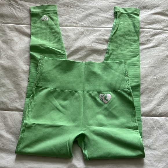 BUNDLE!! Workout cloths!! Women’s Best. Sports bra, leggings, long sleeve top - Picture 6 of 16